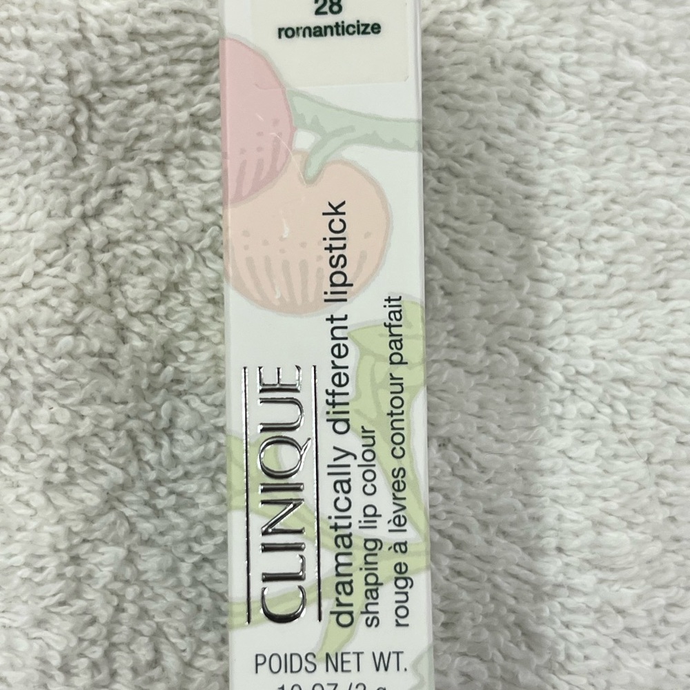 Clinique Dramatically Different Lipstick - Romanticize (light peach / soft pink)